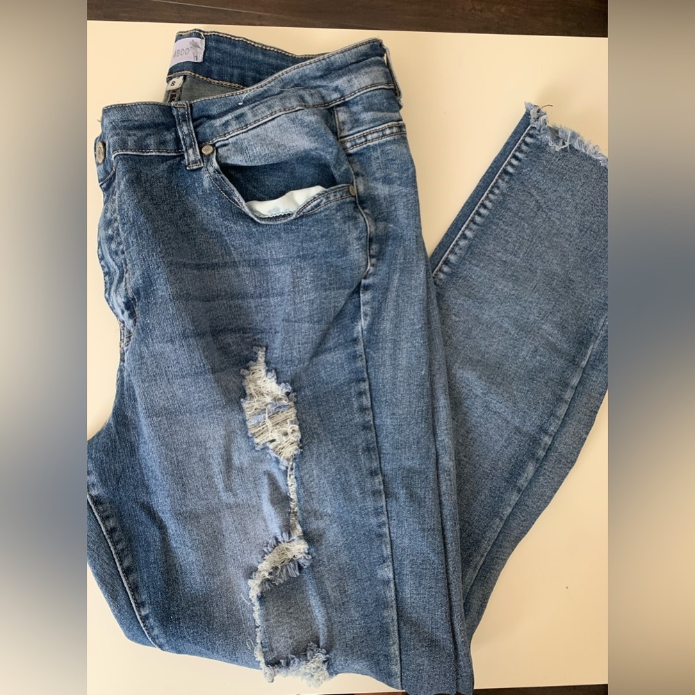 Ripped jeans straight leg.